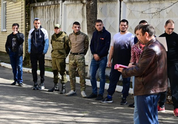 Ministerul lui Șoigu anunță ce categorii vor fi exceptate de la “mobilizarea parțială”, în timp ce tot mai mulți bărbați ruși fug din țară