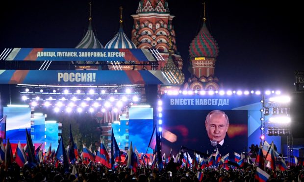 Vladimir Putin, prezent la concertul din Piața Roșie prin care rușii sărbătoresc anexarea celor patru regiuni ucrainene: „Victoria va fi a noastră”