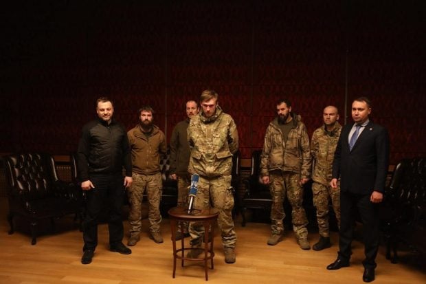 Comandanții Regimentului Azov nu se întorc în Ucraina până la sfârșitul războiului cu Rusia. Au fost duși direct în Turcia după eliberare
