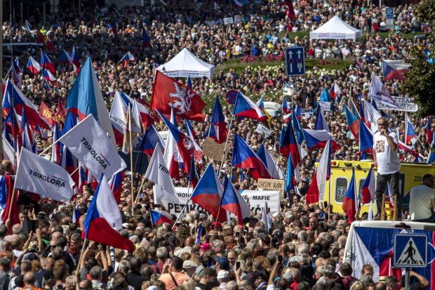 Guvernul Cehiei, contestat în stradă de zeci de mii de protestatari, la o zi după ce a supraviețuit unei moțiuni de cenzură