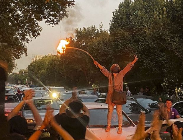 Femeile și-au ars vălurile în stradă într-o nouă seară de proteste în Iran, după moartea unei tinere acuzate că a încălcat codul vestimentar