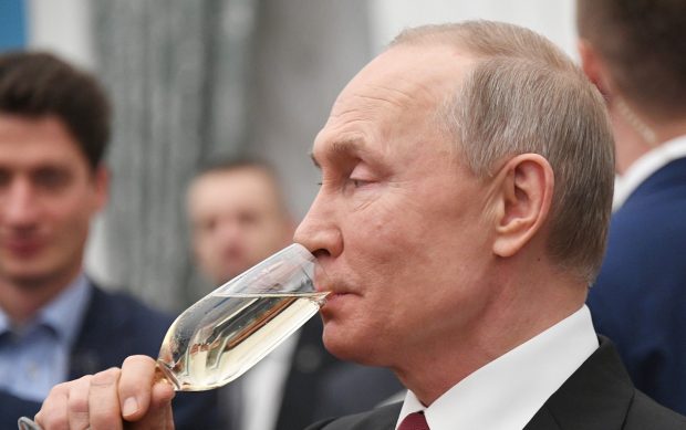 Oamenii din anturajul lui Putin beau tot mai mult alcool, ceea ce-l îngrijorează pe președintele Rusiei, scrie site-ul rusesc Meduza
