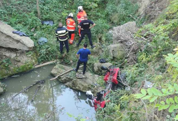 O femeie din Iași, salvată de pompieri, după ce s-a răsturnat cu ATV-ul într-o râpă de 10 metri