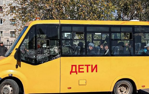 Primii ruși mobilizați, luați noaptea din paturi, urcați în mașini și duși deja la antrenamente: „Asta e, am plecat în prima linie”