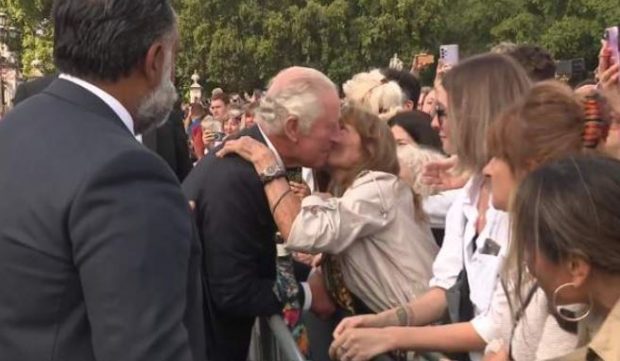 Regele Charles al III-lea, întâmpinat de o mulțime impresionantă la Palatul Buckingham. O femeie i-a cerut voie să-l sărute pe obraz | VIDEO