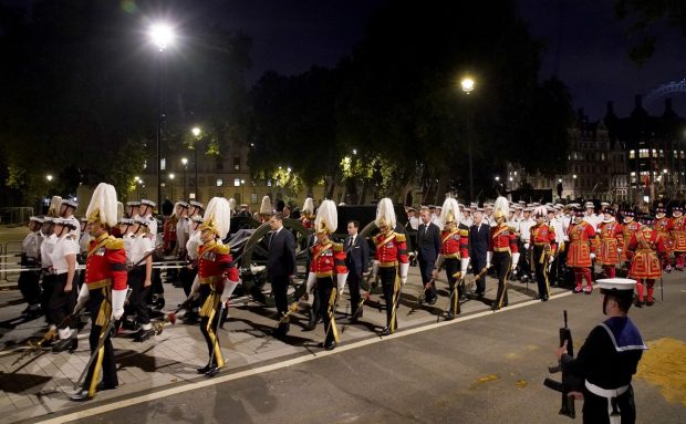 Repetiții pentru funeraliile reginei în timpul nopții. Imagini de la pregătirea procesiunii care va avea loc pe 19 septembrie