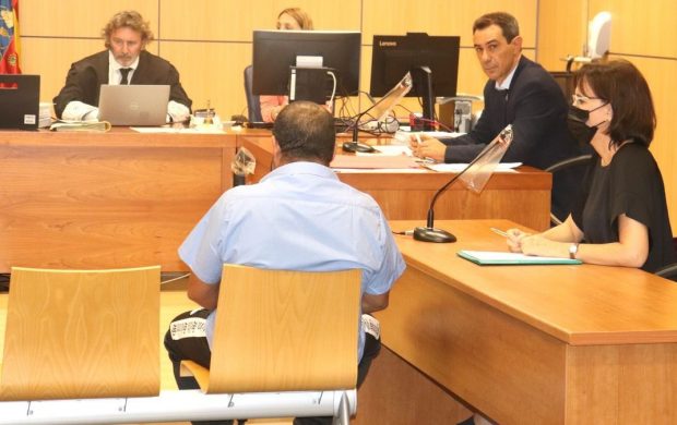 Un român a dat foc casei în care erau fiica lui vitregă și cinci rude ale ei. 93  de ani de închisoare cer procurorii spanioli