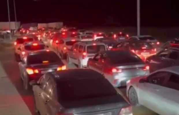 „Un număr mare” de ruși încearcă să treacă în Kazahstan, pe fondul mobilizării parțiale. Imagini surprinse la graniță