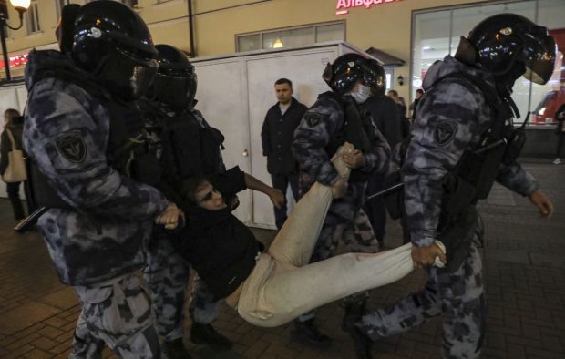 Un rus arestat la manifestațiile anti-război a primit la secția de poliție un ordin de încorporare în armată