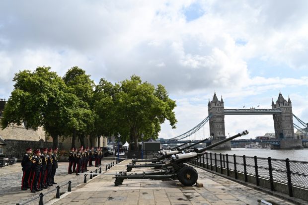 96 de salve de tun în memoria reginei. Imagini de la Londra