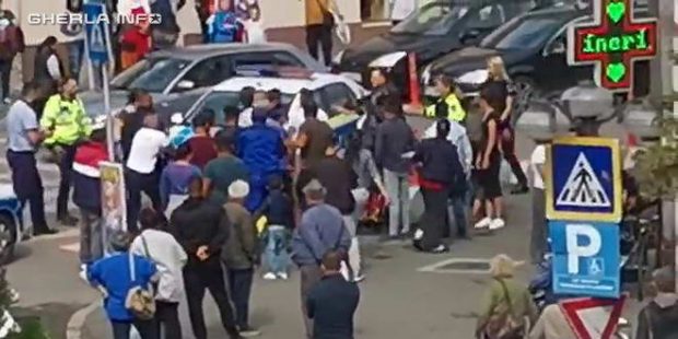Scandal la Gherla, între zeci de persoane, soldat cu patru răniți. Polișiștii au tras focuri de avertisment ca să oprească bătaia