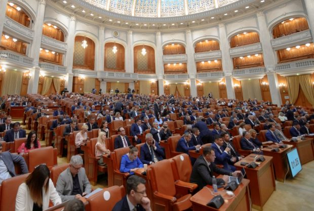 Scandal PSD-USR în Parlament. Acuzații de „handicapat”, „hoți” și „securiști”