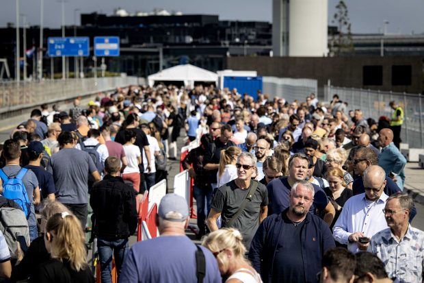 Haos pe aeroportul Schiphol din Amsterdam. Pasagerii au așteptat ore în șir la cozi după ce zeci de zboruri au fost anulate