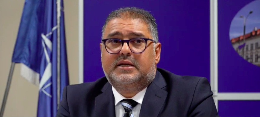 Ancheta Ministerului Educației, după reportajul Libertatea la școala din chirpici, cu WC în curte. Subsecretar de stat: „Nu-mi imaginez cum au putut copiii să învețe acolo”