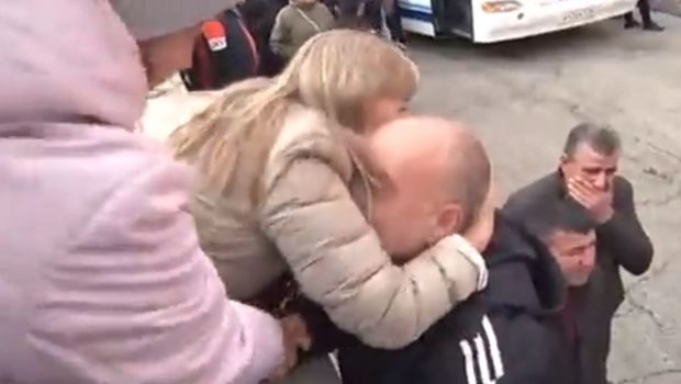 Primele imagini cu bărbații din Siberia care își iau rămas bun în lacrimi de la familii după mobilizarea decretată de Putin