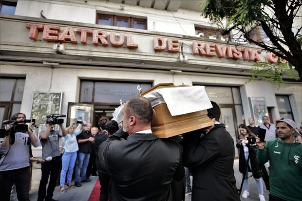 Sicriul cu trupul neînsuflețit al lui Alexandru Arșinel, depus la Teatrul de Revista „Constantin Tănase”. Actorul va fi înmormântat duminică
