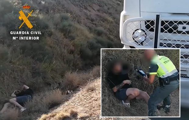 Șofer de camion rupt de beat într-un șanț, nu putea sta în picioare ca să sufle în etilotest. Polițiștii spanioli l-au filmat, apoi l-au arestat | VIDEO