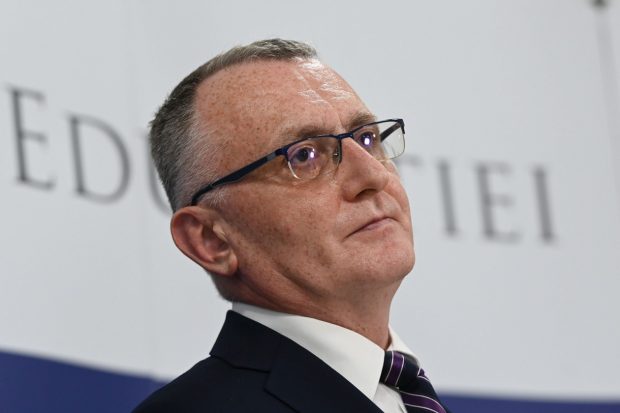 Sorin Câmpeanu, nou argument la TVR: ca să se apere de plagiat, ministrul Educației compară un curs universitar cu „instrucțiunile de la automatul de cafea”, spunând că ambele nu au autor