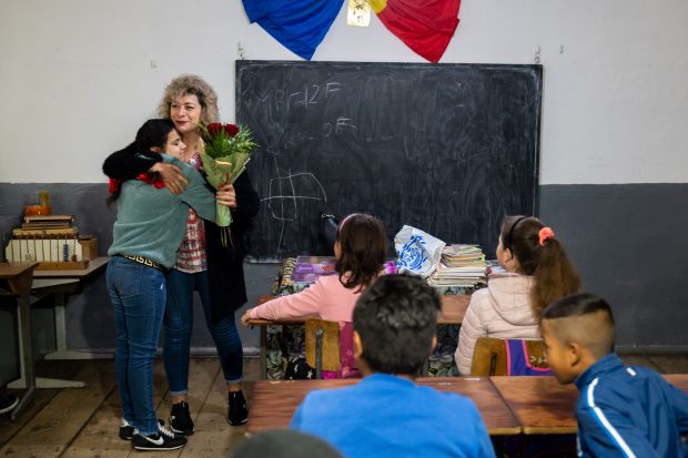 REPORTAJ. Cum a început anul școlar pentru elevii dintr-un sat din nordul Moldovei: romii învață în casă de chirpici, cu WC-ul în curte, românii, în școală cu toalete moderne