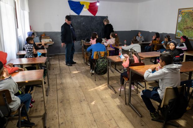 Ancheta Ministerului Educației, după reportajul Libertatea la școala din chirpici, cu WC în curte. Subsecretar de stat: „Nu-mi imaginez cum au putut copiii să învețe acolo”