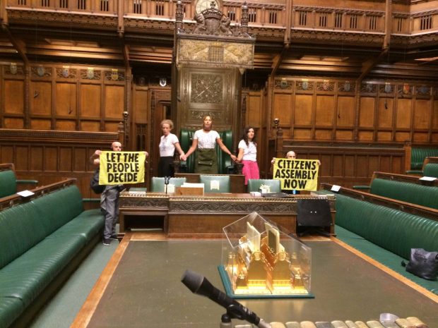 Activiștii de mediu au pătruns în Camera Comunelor din Parlamentul britanic. Aceștia și-au lipit mâinile de scaunul președintelui Camerei, în semn de protest