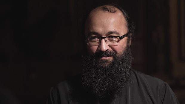 Procurorii insistă pentru arestarea preotului Visarion Alexa. Stenogramele, publicate de RTV: „A introdus mâna pe sub bluză și i-a atins sânii”