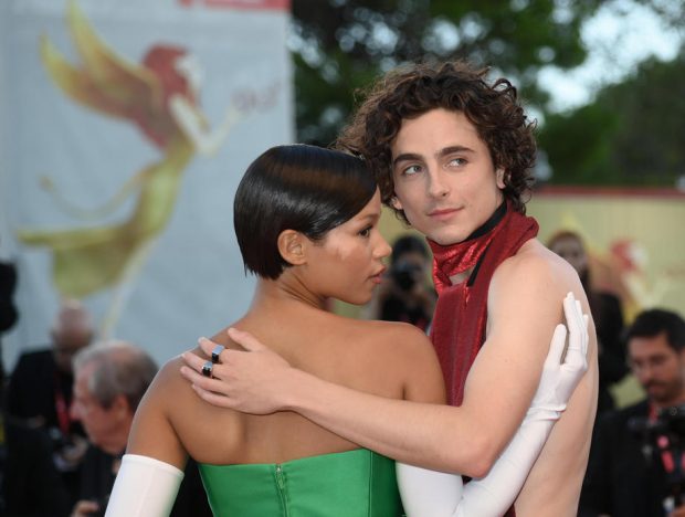 Timothée Chalamet, cu spatele gol la Festivalul de Film de la Veneția. Tânărul actor a ales și la acest eveniment o ținută excentrică