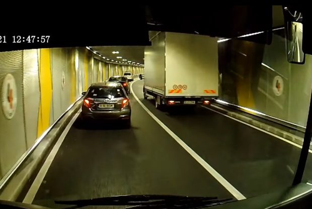 Pasajul Unirea din București, blocat din nou. Un TIR a rămas înțepenit