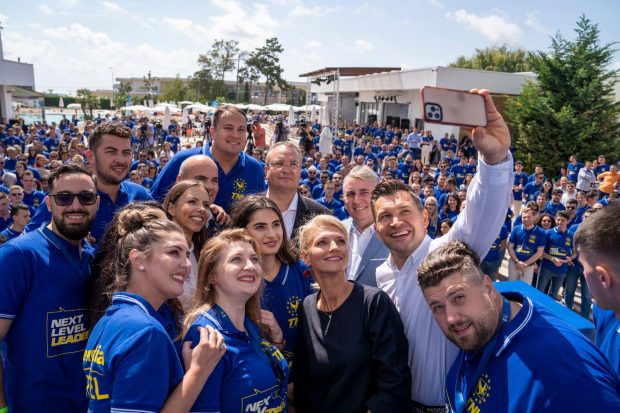 Tinerii liberali, petrecere cu înjurături la adresa PSD, la Școala de Vară. Reacția social-democraților