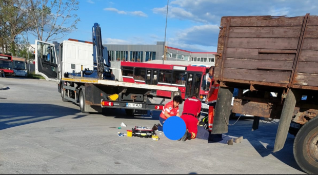 Un bărbat din Vâlcea a murit strivit între două mașini la societatea care asigură transportul în comun. Inspectorii ITM fac verificări