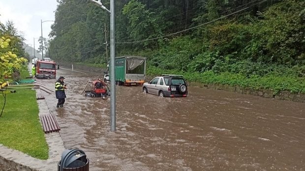 Inundații pe Valea Oltului. Județul Vâlcea e sub avertizare cod roșu de ploi abundente – VIDEO