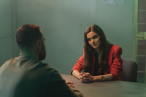 Ce se întâmplă în primul episod din „Clanul”. Theo Rose își face debutul în actorie, în serialul de la PRO TV regizat de iubitul ei, Anghel Damian