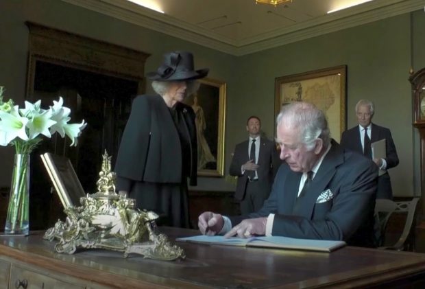 „Mă enervează la culme”. Regele Charles, iritat de un stilou defect la semnarea unor documente în Irlanda de Nord