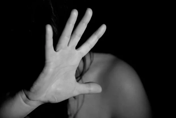 Judecătorii din Alba Iulia i-au redus pedeapsa unui bărbat care și-a bătut cu bestialitate iubita. Drama prin care a trecut femeia