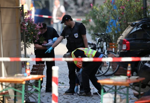 Atac cu cuțitul în Germania. Atacatorul a strigat „Allah akbar” înainte de a fi ucis de polițiști