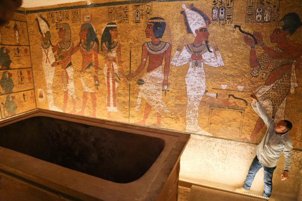 Camera mortuară a faraonului Tutankhamon ar putea avea o ușă secretă care duce la mormântul reginei egiptene Nefertiti