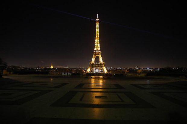 Turnul Eiffel din Paris stinge luminile mai repede pentru a economisi energie