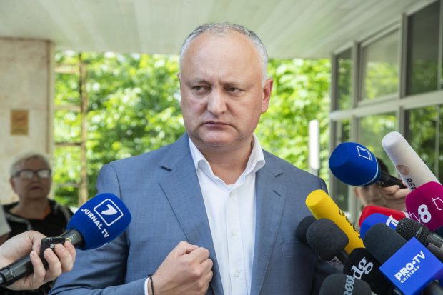 Incendiu în curtea casei lui Igor Dodon. Se aude o explozie, apoi izbucnește focul – VIDEO