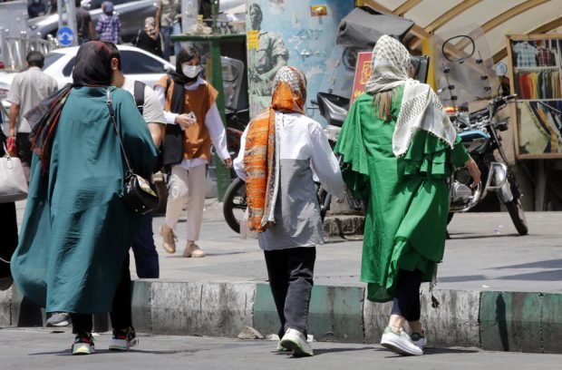 O tânără de 22 de ani a murit după ce a intrat în comă, în timp ce era în custodia poliției moralității din Iran