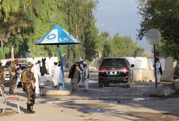 Cel puțin 18 morți, printre care și un cleric apropiat talibanilor, după ce o bombă a explodat într-o moschee din Afganistan – VIDEO