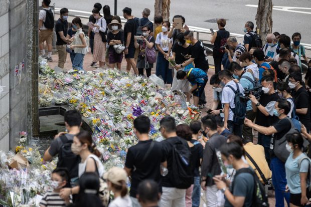 Bărbat care cânta la muzicuță în fața consulatului britanic din Hong Kong, arestat pentru „răzvrătire”, în timpul înmormântării Reginei