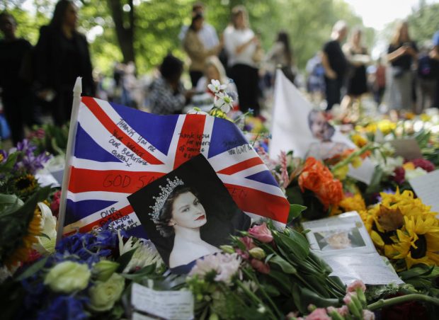 Ambasada Marii Britanii a deschis o Carte de condoleanţe pentru demnitarii români după moartea Reginei Elisabeta