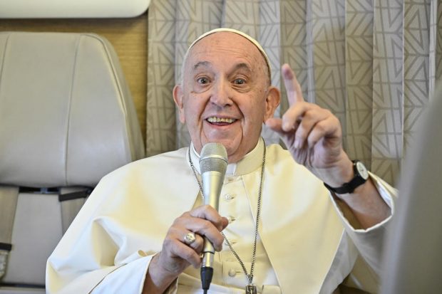 Papa Francisc consideră că furnizarea de arme Ucrainei este acceptabilă din punct de vedere moral
