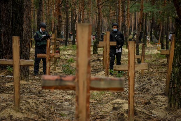 „Aici sunt vecinii și prietenii mei”. Cadavre cu mânile legate la spate, descoperite în groapa comună cu 440 de cadavre de la Izium