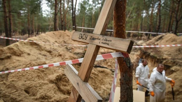 Volodimir Zelenski, despre groapa comună de la Izium: „Există dovezi că soldaţii ruşi au împuşcat oameni doar pentru amuzament”