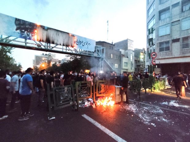 Iranul închide internetul în capitală, după ce revoltele s-au transformat în lupte între protestatari și polițiști