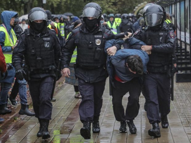 Noi proteste anti-mobilizare în Rusia. Aproape 500 de oameni au fost reţinuţi