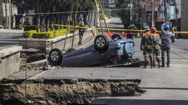 Momentul în care o mașină cade într-un crater uriaș care a apărut brusc pe o șosea dintr-un oraș din Guatemala – VIDEO