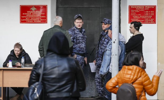 Un rus a încercat să dea foc biroului militar de înregistrare și înrolare din Novosibirsk, aruncând cocktailuri Molotov