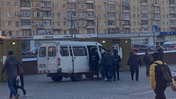 Imagini cu poliția rusă când ridică recruți de pe stradă. Comisar militar: „Muncă de investigație”